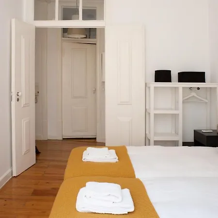 Apartment Plum Guide - Hanging Artichoke Lissabon